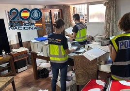 Imagen de los registros practicados por la Policía Nacional en la vivienda donde fue arrestado.