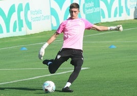 Carlos López saca el balón en el partido del Málaga el miércoles en el Marbella Football Center.