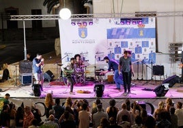 Uno de los grupos toca en el municipio de Montejaque.