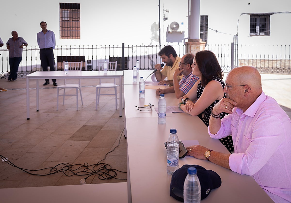 El alcalde, en primer término, durante el pleno; al fondo, las sillas vacías del PSOE.