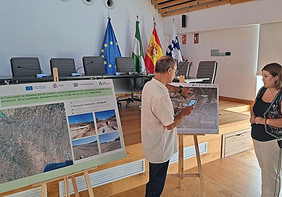 La alcaldesa de Algarrobo y el delegado territorial de Agricultura, con un técnico conociendo los detalles de la actuación en el río.