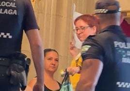La Policía Local expulsa a una de las vecinas del pleno de Málaga por orden del alcalde de la ciudad.