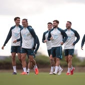 Los jugadores del Málaga se ejercitan en las instalaciones del Oxford United.