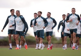 Los jugadores del Málaga se ejercitan en las instalaciones del Oxford United.