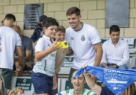 Montero se fotografía con unos niños.