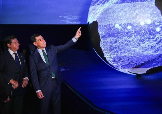 Juanma Moreno, en su visita a uno de los pabellones de la Exposición Universal de Osaka.