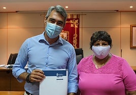 Navas y la exedil de Bienestar Social, Alicia Ladagga, tras aprobar el pleno el plan de empleo de 2020.