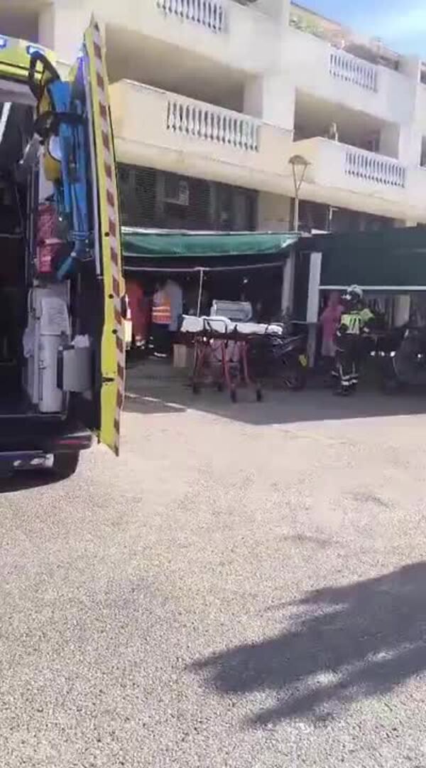 Un coche se empotra contra la terraza de un bar en Rincón de la Victoria: hay heridos