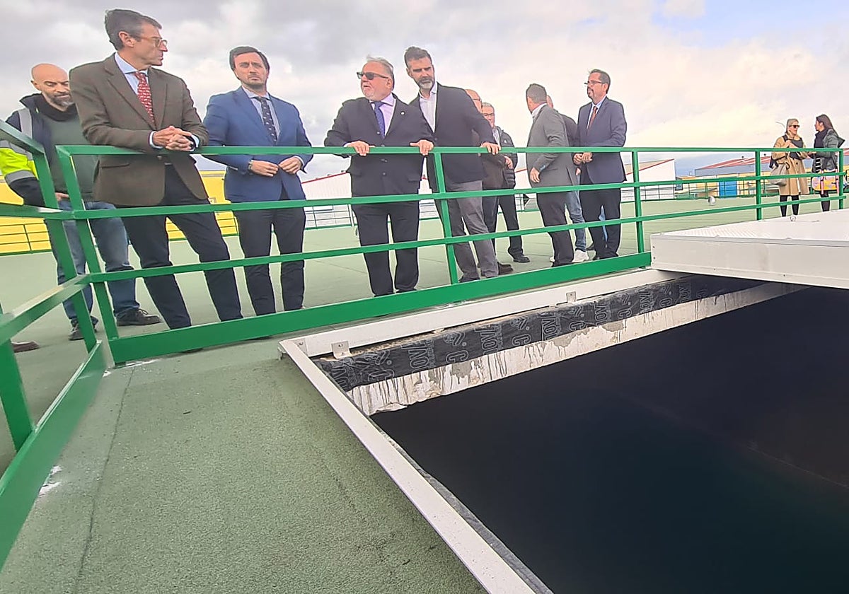 Visita a uno de los depósitos, el día de la inauguración de las obras de conexión de las redes de abastecimiento.