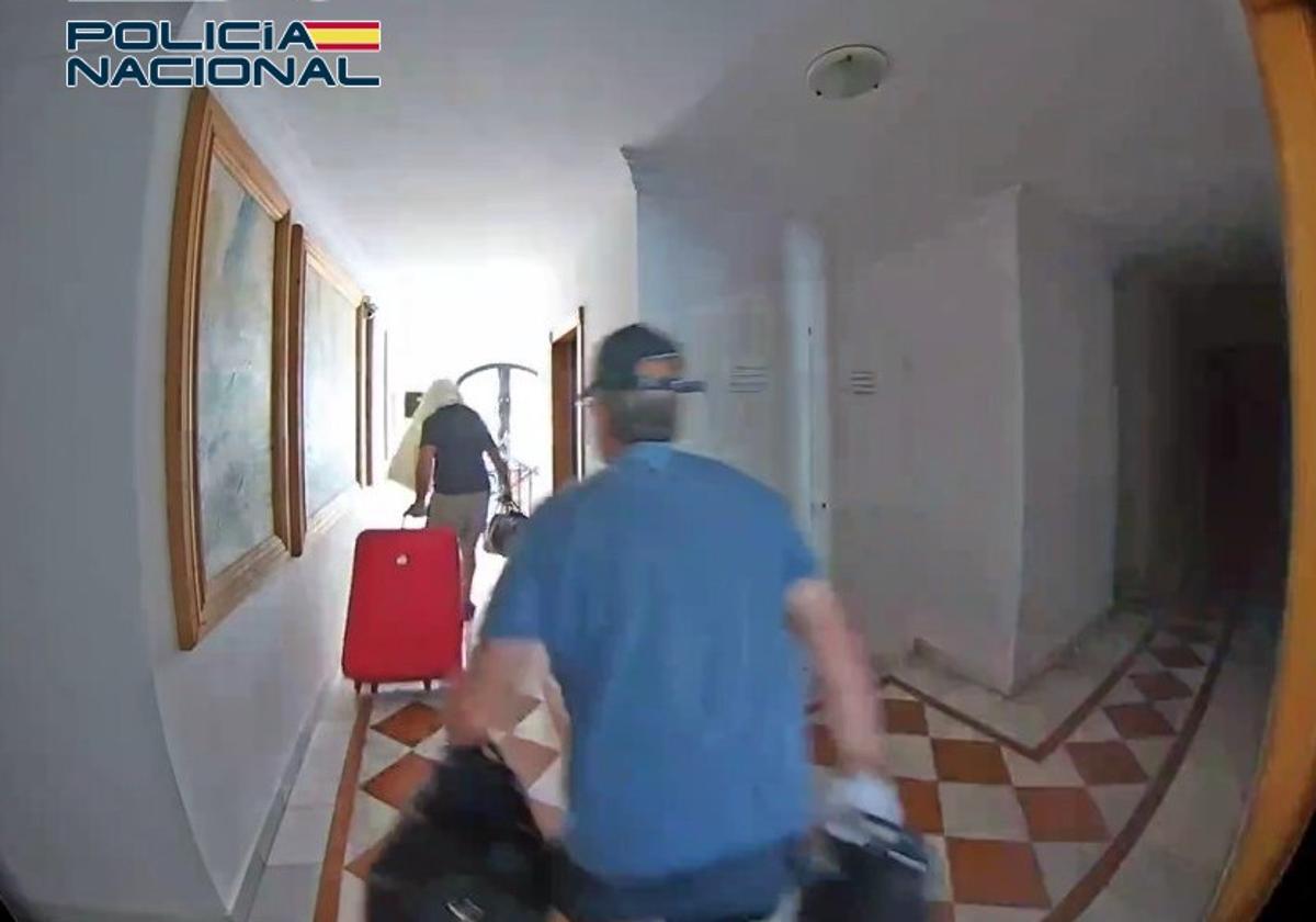 Así robaban dos ladrones expertos detenidos por actuar en apartamentos turísticos en Marbella