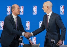 El secretario general de la FIBA Andreas Zagklis y el comisionado de la NBA, Adam Silver.