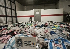 Entre los artículos intervenidos hay equipaciones de fútbol, zapatillas deportivas y bolsos.