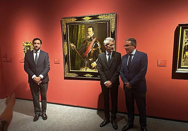 El comisario de la exposición de la Casa de Alba con José Manuel Domínguez y Sergio Corral junto al retrato del Gran Duque
