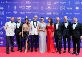 El presidente de la AECC en Marbella Santiago Gómez-Villares, junto a otros miembros de la asociación y algunas de las caras conocidas que desfilaron anoche por el photocall.
