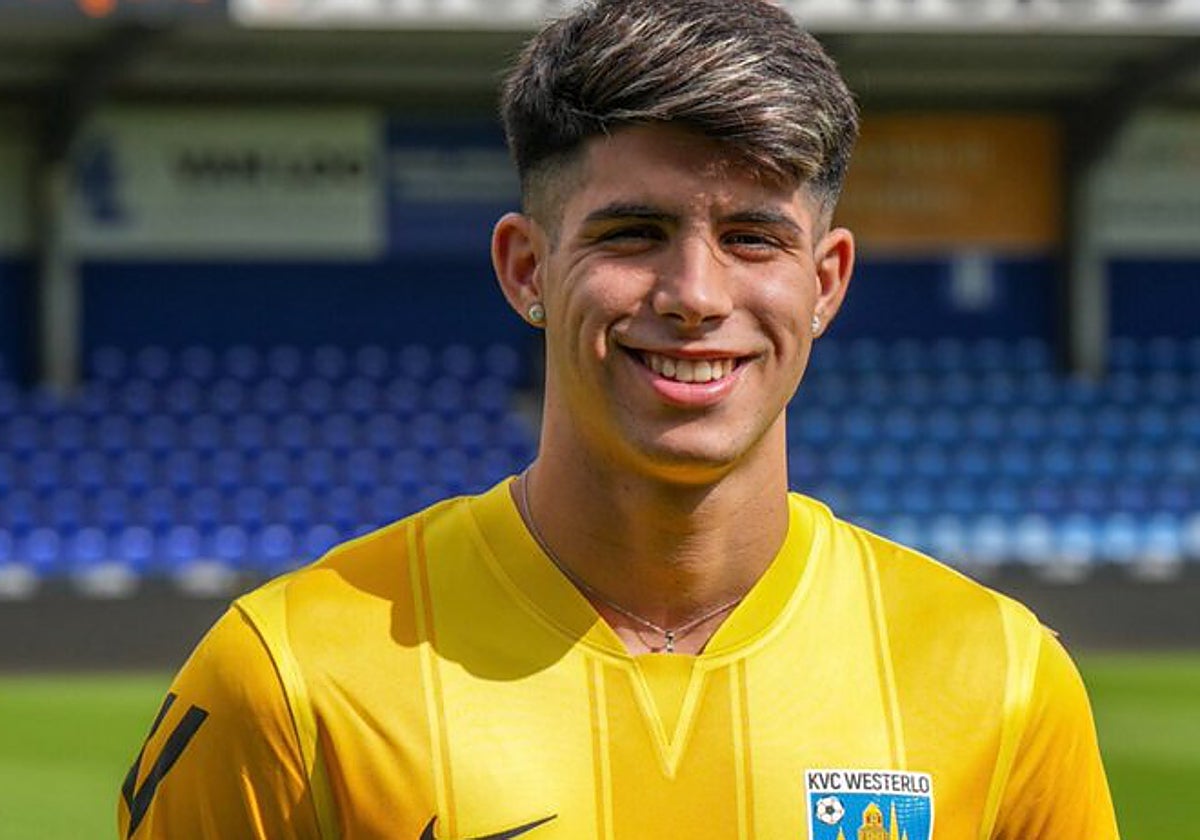 Antoñito posa con su nueva camiseta, la del Westerlo.