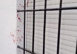 Restos de sangre en la pared de una vivienda en la calle en la que ocurrieron los hechos.