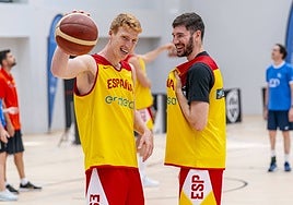 Alberto Díaz y Brizuela bromean durante un entrenamiento.