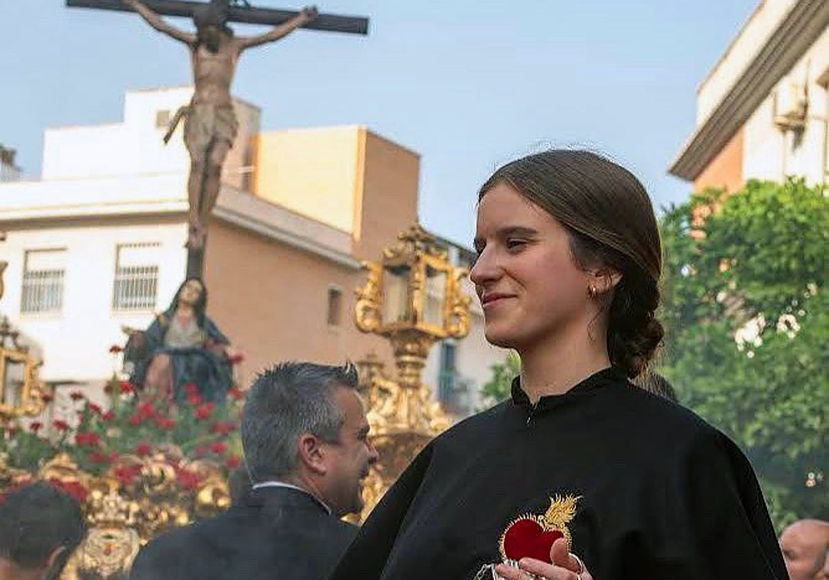 Victoria Fernández, delante del trono del Cristo del Amor formando parte del cuerpo de acólitos.