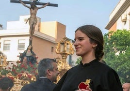 Victoria Fernández, delante del trono del Cristo del Amor formando parte del cuerpo de acólitos.