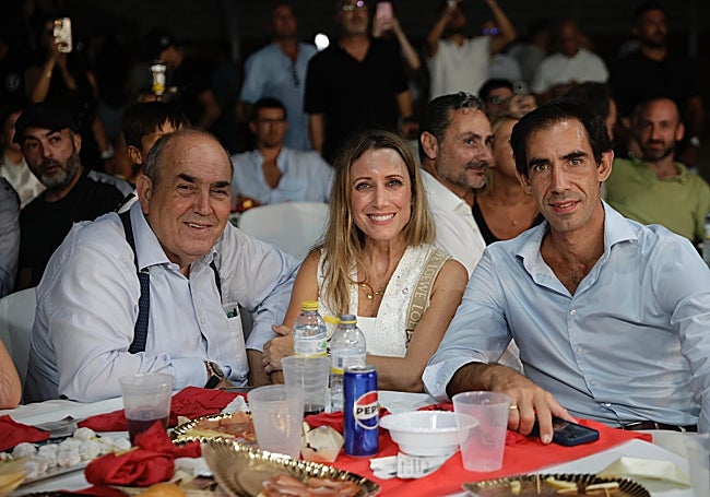 El empresario Federico Beltrán, Rosa Villena y el torero Saúl Jiménez Fortes, en una de las mesas en el entorno del 'ring'.