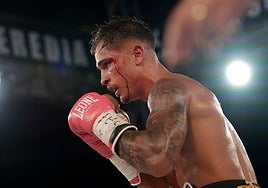 Samuel 'La Esencia' Molina, con una brecha, en el combate nulo de la madrugada del domingo ante Anass Messaoudi.