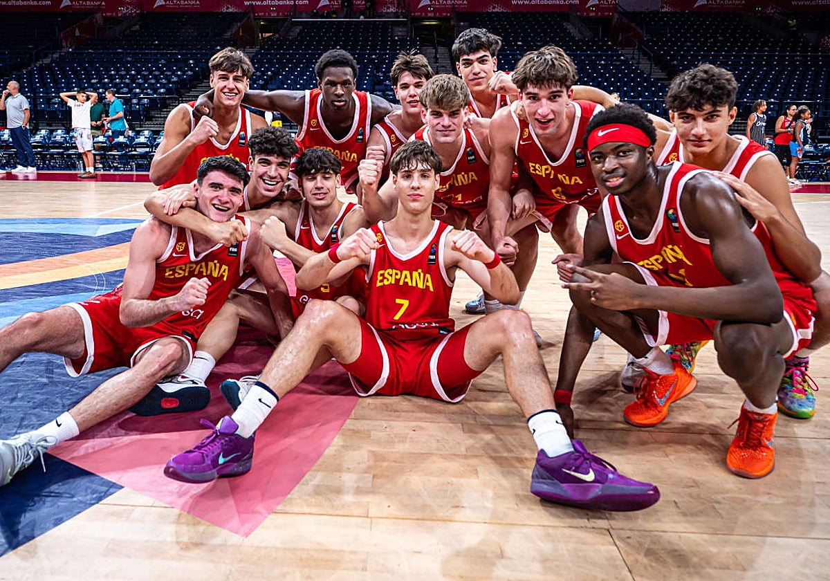 El equipo español celebra el pase a la final, Rodríguez, con el número 14.