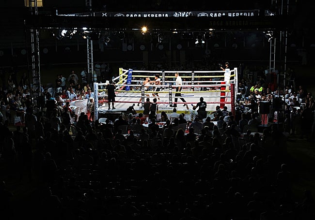 Panorámica del 'ring' durante la velada en La Malagueta.