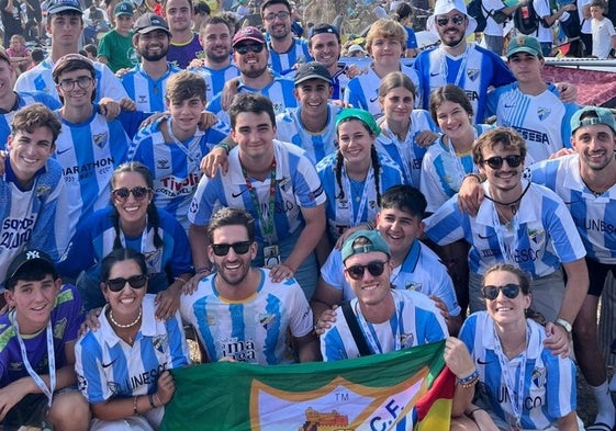 Peregrinos de Málaga con la blanquiazul en Roma.