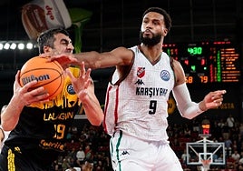 James Webb trata de quitarle el balón a Shermadini en un Karsiyaka-Tenerife.