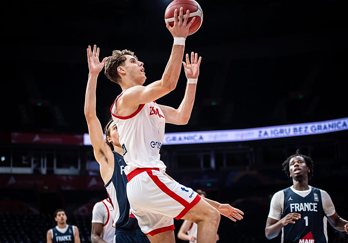 Guillermo del Pino penetra a canasta.