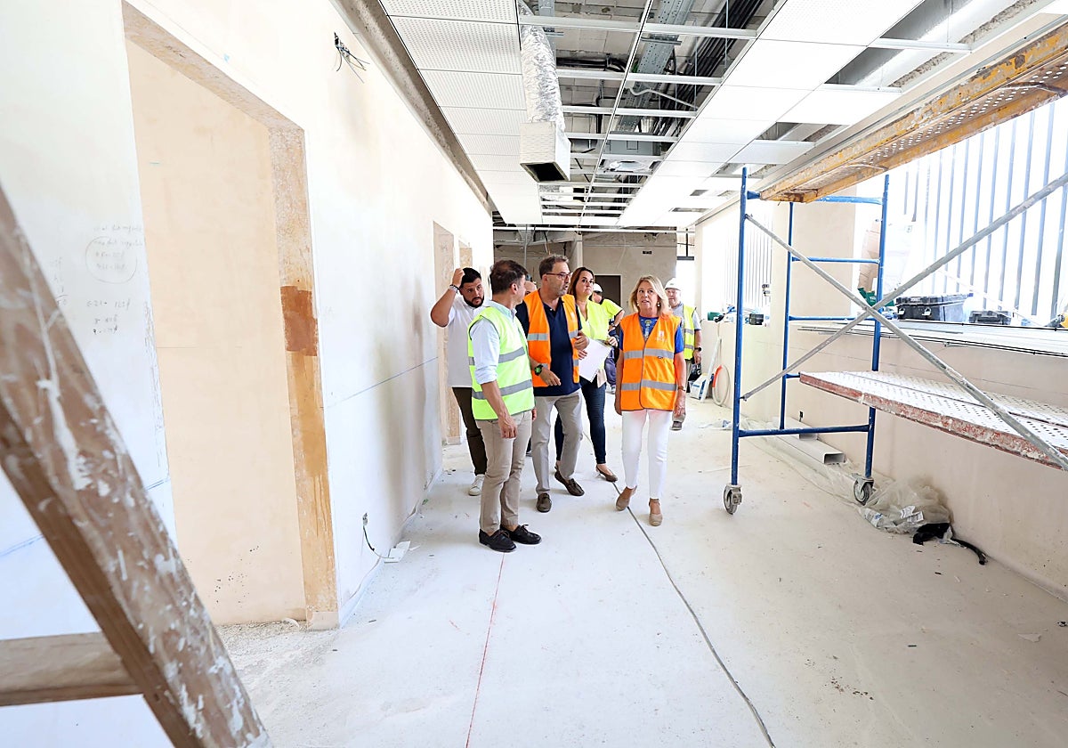 La alcaldesa, Ángeles Muñoz, ha realizado una visita a las instalaciones con el delegado provincial del ramo, Carlos Bautista.