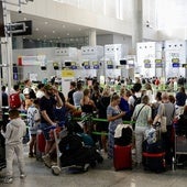 Viajeros frente a los mostradores de facturación en el aeropuerto de Málaga.