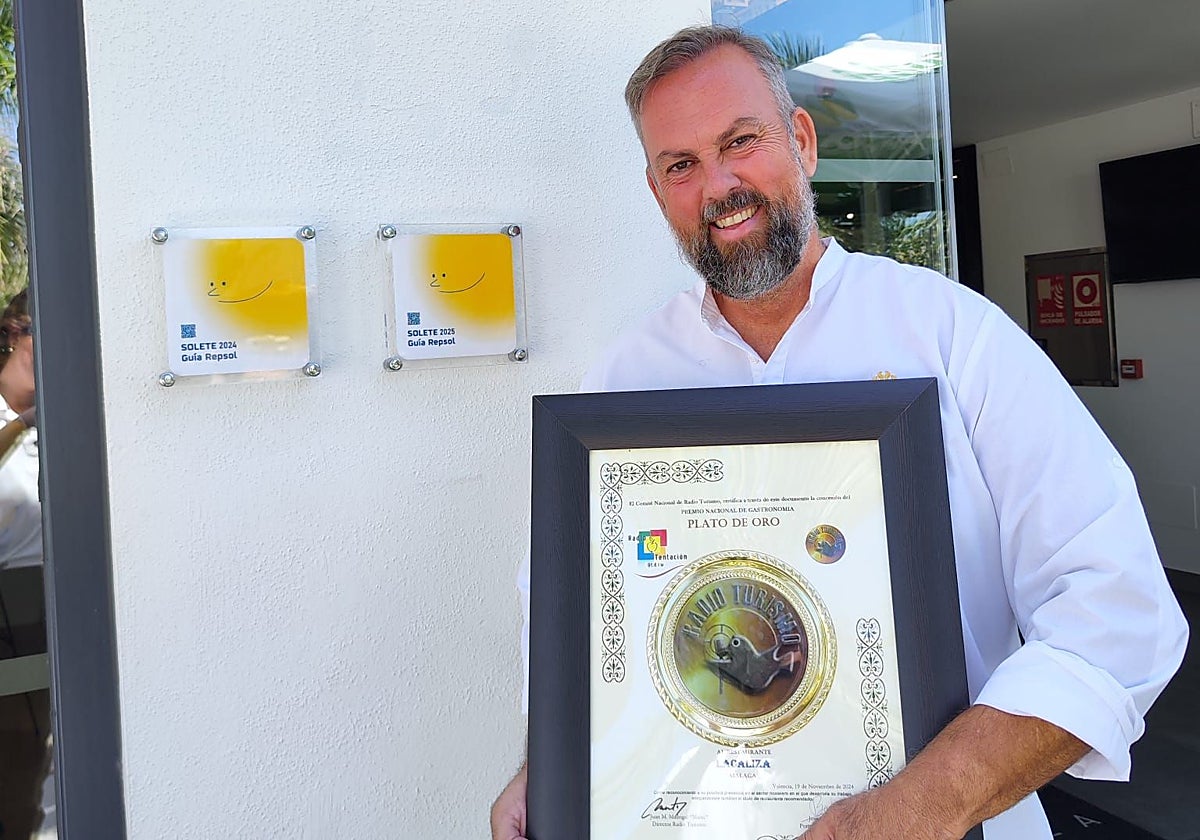 Óscar Delgado, con el Plato de Oro de 2024 y la nueva placa del Solete.