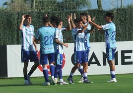 Varios jugadores del Málaga celebran un gol ante el Almería este verano.