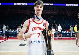 Guillermo del Pino posa con el trofeo de campeón de Europa logrado gracias a un triple suyo.