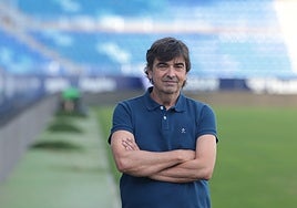 Virtoriano Giráldez Carrasco posa a pie de campo en La Rosaleda.