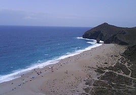 Buscan a un joven desaparecido este domingo en la playa de Los Muertos de Cabo de Gata