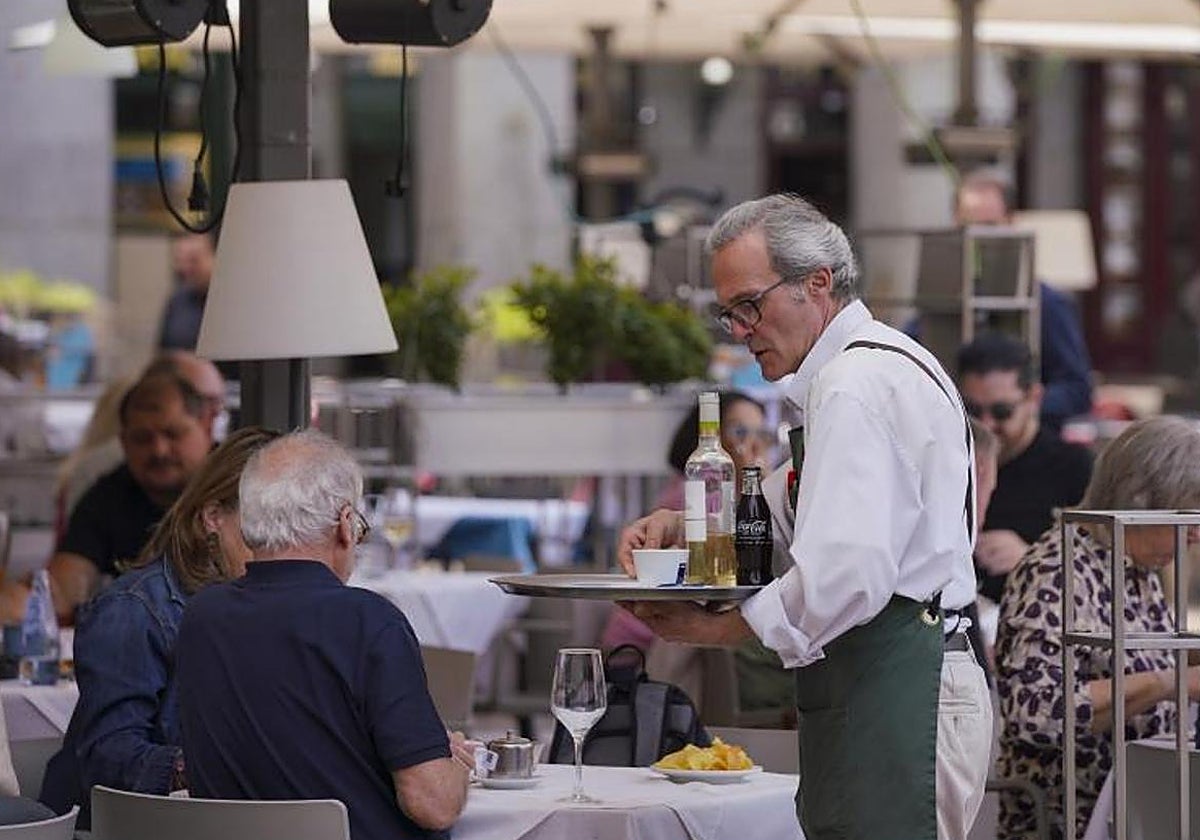 El sector servicios continúa tirando del empleo.