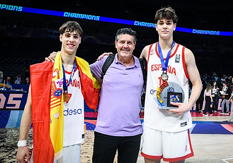 Del Pino posa con Ian Platteew, MVP del torneo, y el agente de ambos, Gerard Darnés.