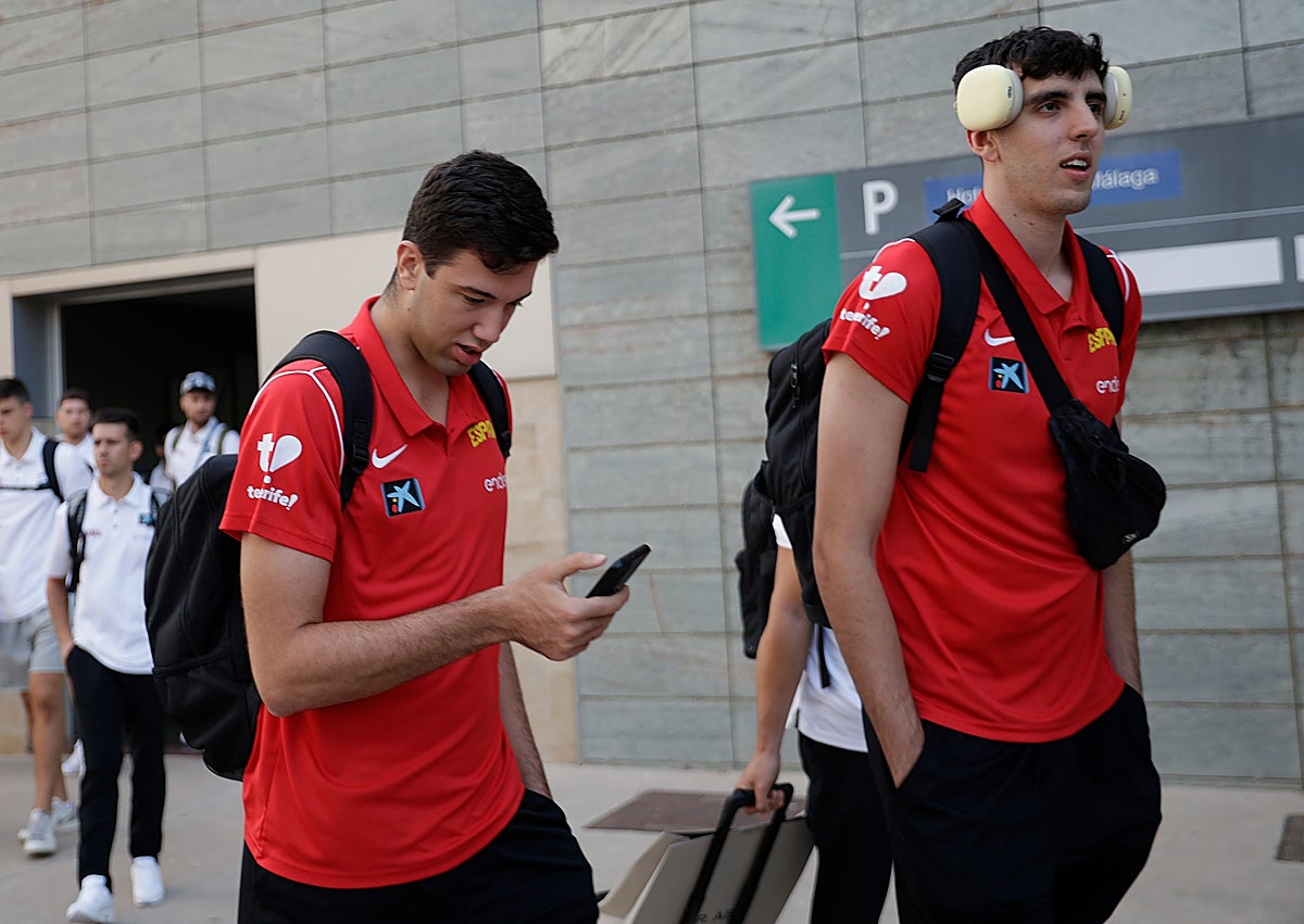 Imagen secundaria 1 - La selección nacional de baloncesto, víctima del caos ferroviario, también llegó con retraso