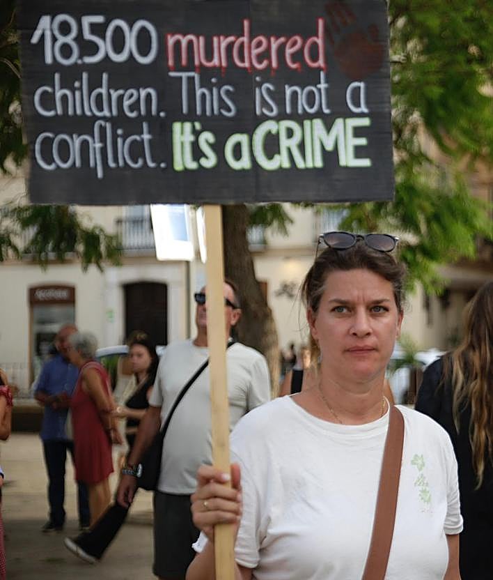 Imagen secundaria 2 - Cientos de personas llenan la plaza de la Merced en una cacerolada en solidaridad con Gaza