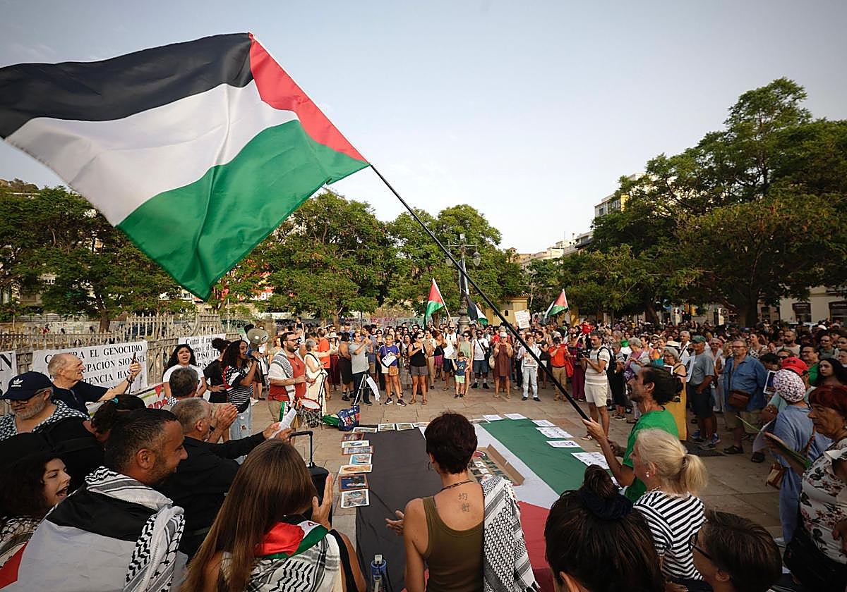 Concentración en solidaridad con Gaza en la plaza de la Merced, este martes.