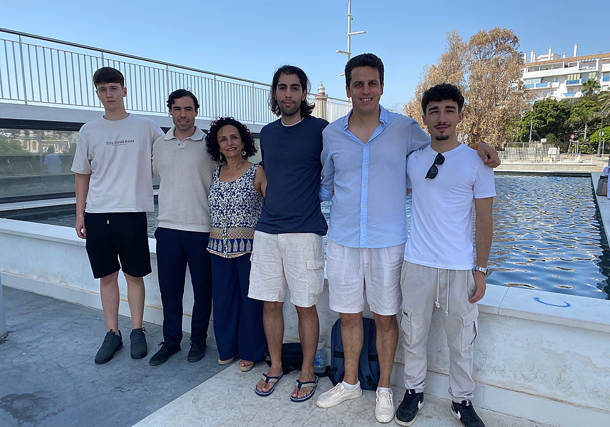 La profesora del IES Mar de Alborán, Eva Tortosa, junto a sus alumnos, los creadores de IncluyeteEstepon@.