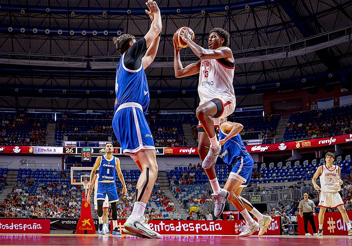 Baba Miller penetra en una acción del partido.