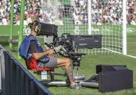Un cámara, durante un partido de fútbol.