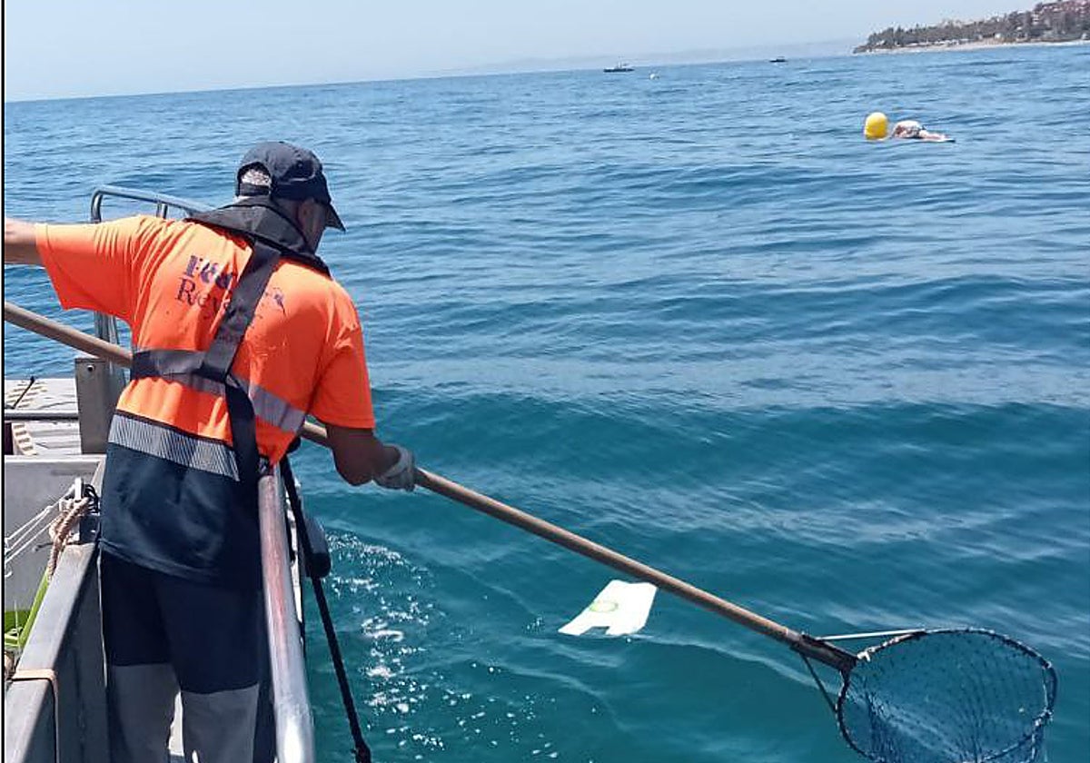 Labores de limpieza en el litoral occidental.