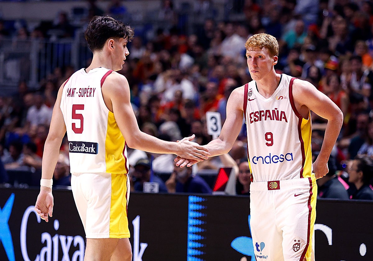 Mario Saint-Supéry choca la mano de Alberto Díaz en un cambio.