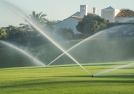 Imagen del riego de un campo de golf en la Costa.