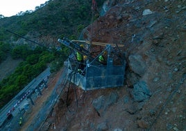 Imagen de los trabajos especializados que se llevan a cabo en la carretera.