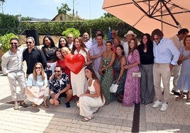 La filántropa, María Bravo, posó con un corazón en las manos rodeada de toda su familia y amigos en una jornada muy emotiva para ella.